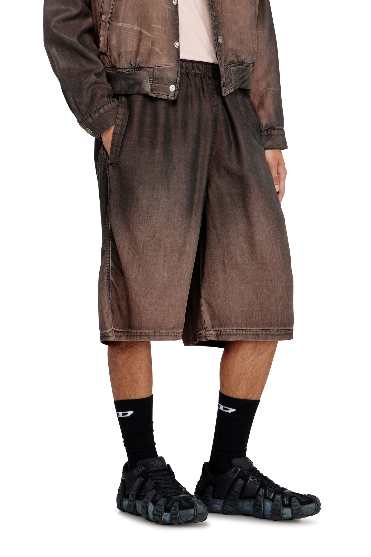 Relaxed bermuda shorts in fluid coated denim