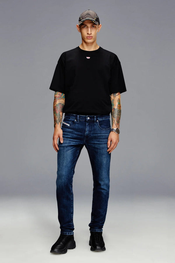 2019 D-Strukt — A mid-rise, tapered Slim fit, comfortable essential cut.
